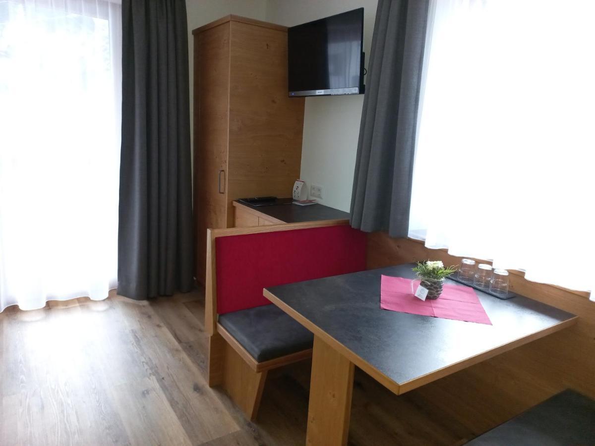 Haus Alpenflora Apartman Flirsch Kültér fotó
