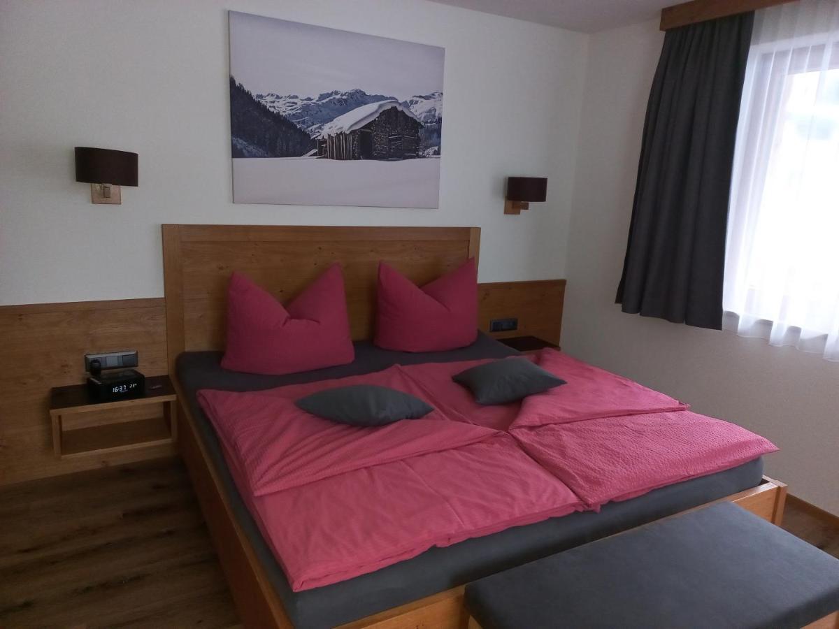 Haus Alpenflora Apartman Flirsch Kültér fotó