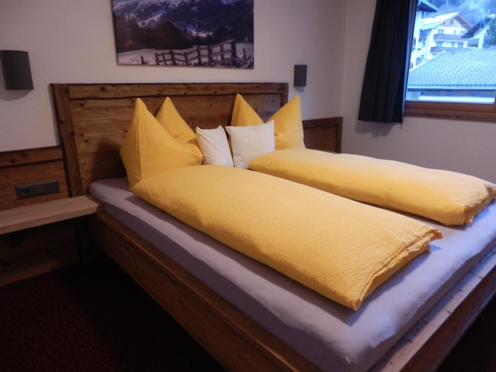 Haus Alpenflora Apartman Flirsch Kültér fotó