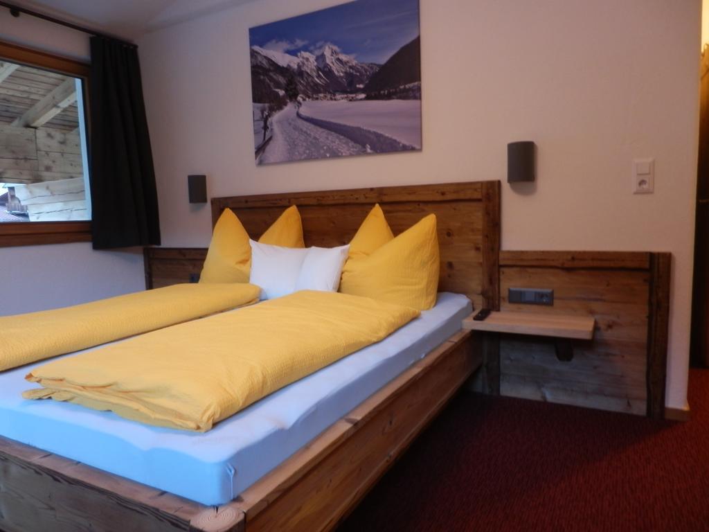 Haus Alpenflora Apartman Flirsch Kültér fotó