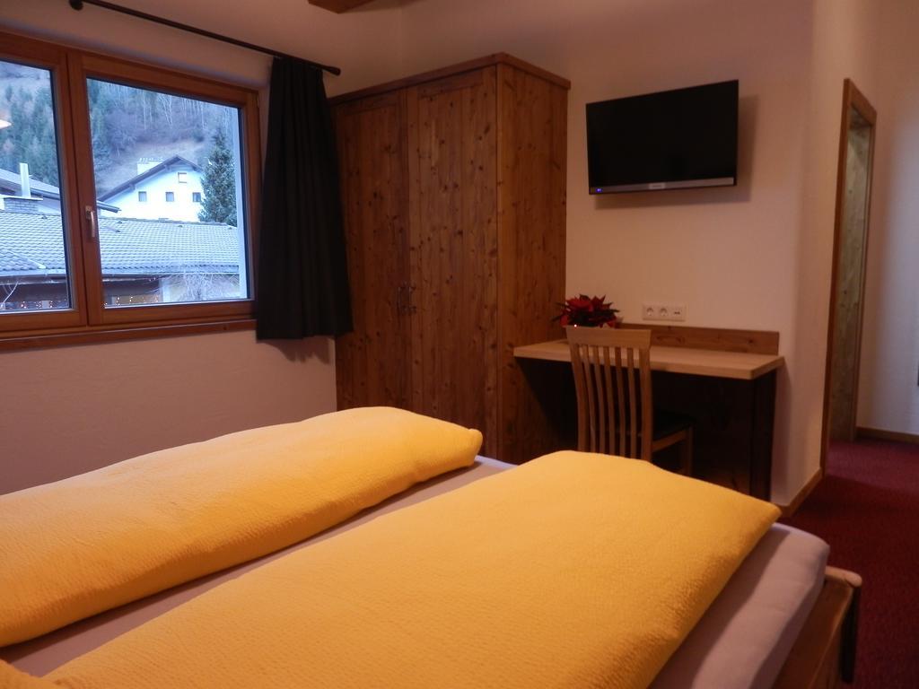 Haus Alpenflora Apartman Flirsch Kültér fotó