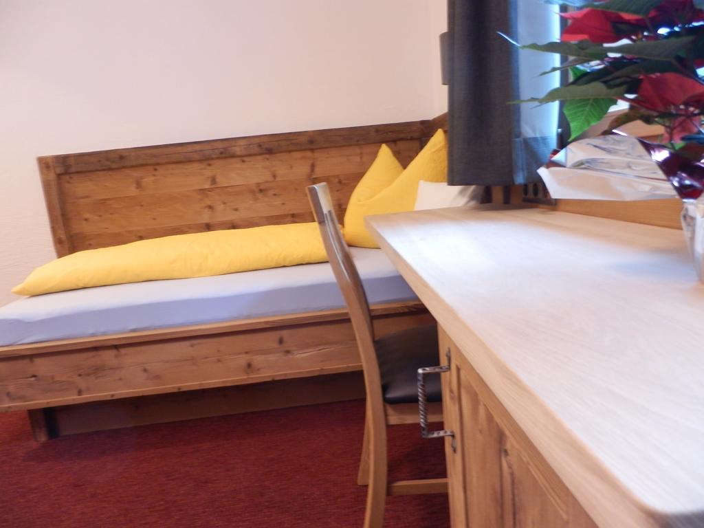 Haus Alpenflora Apartman Flirsch Kültér fotó
