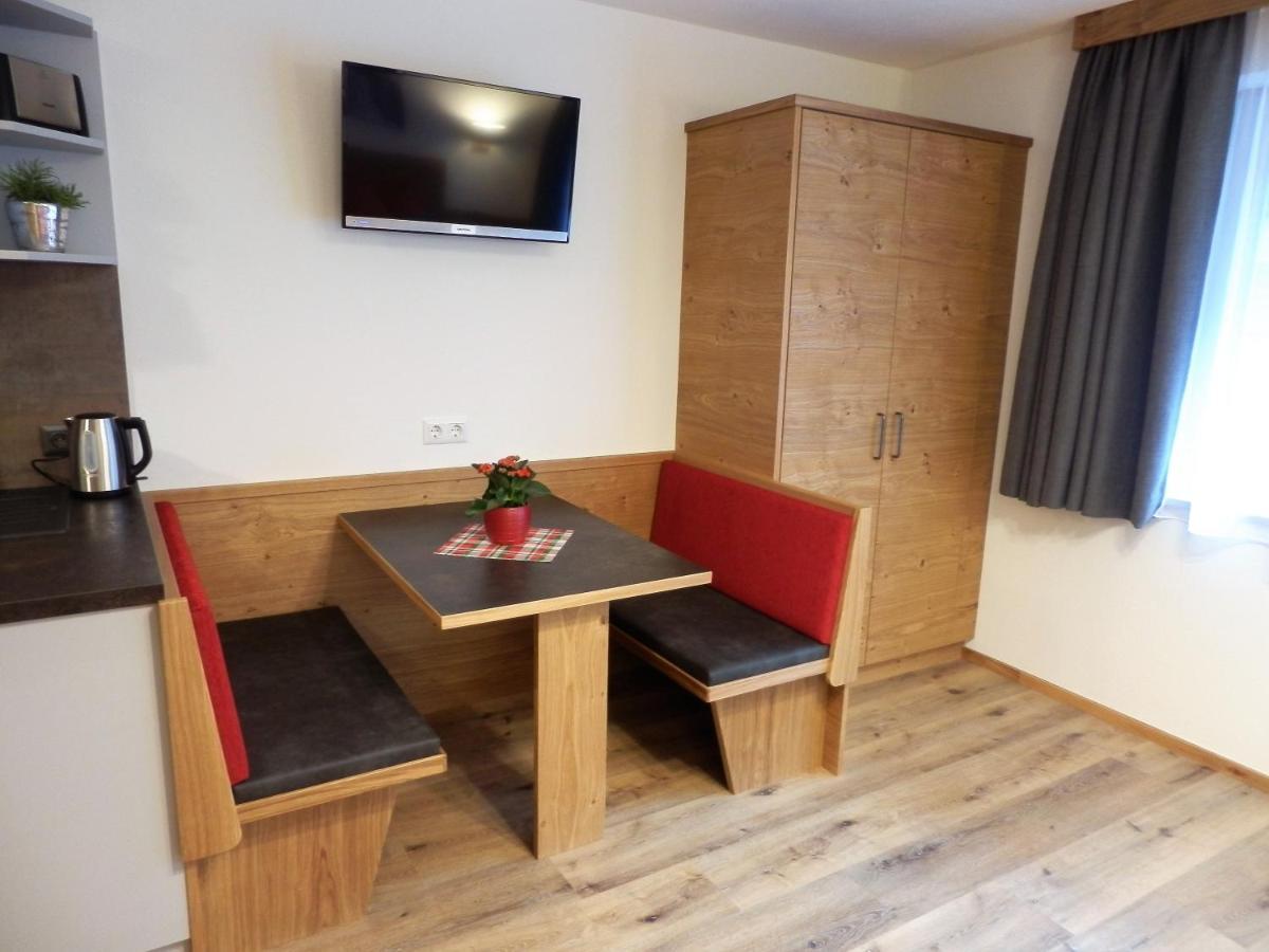 Haus Alpenflora Apartman Flirsch Kültér fotó